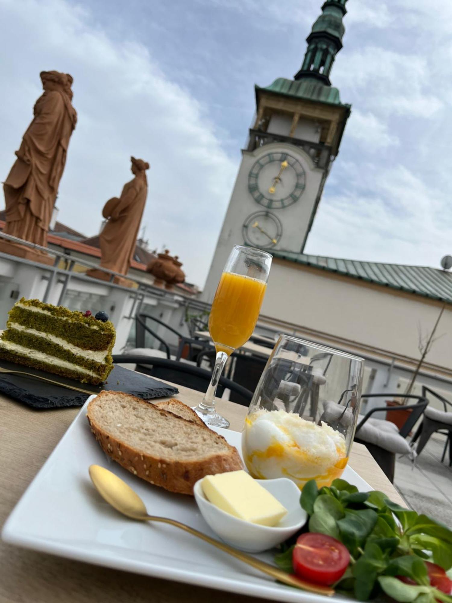 Hotel U Zlateho Kohouta Kroměříž Dış mekan fotoğraf