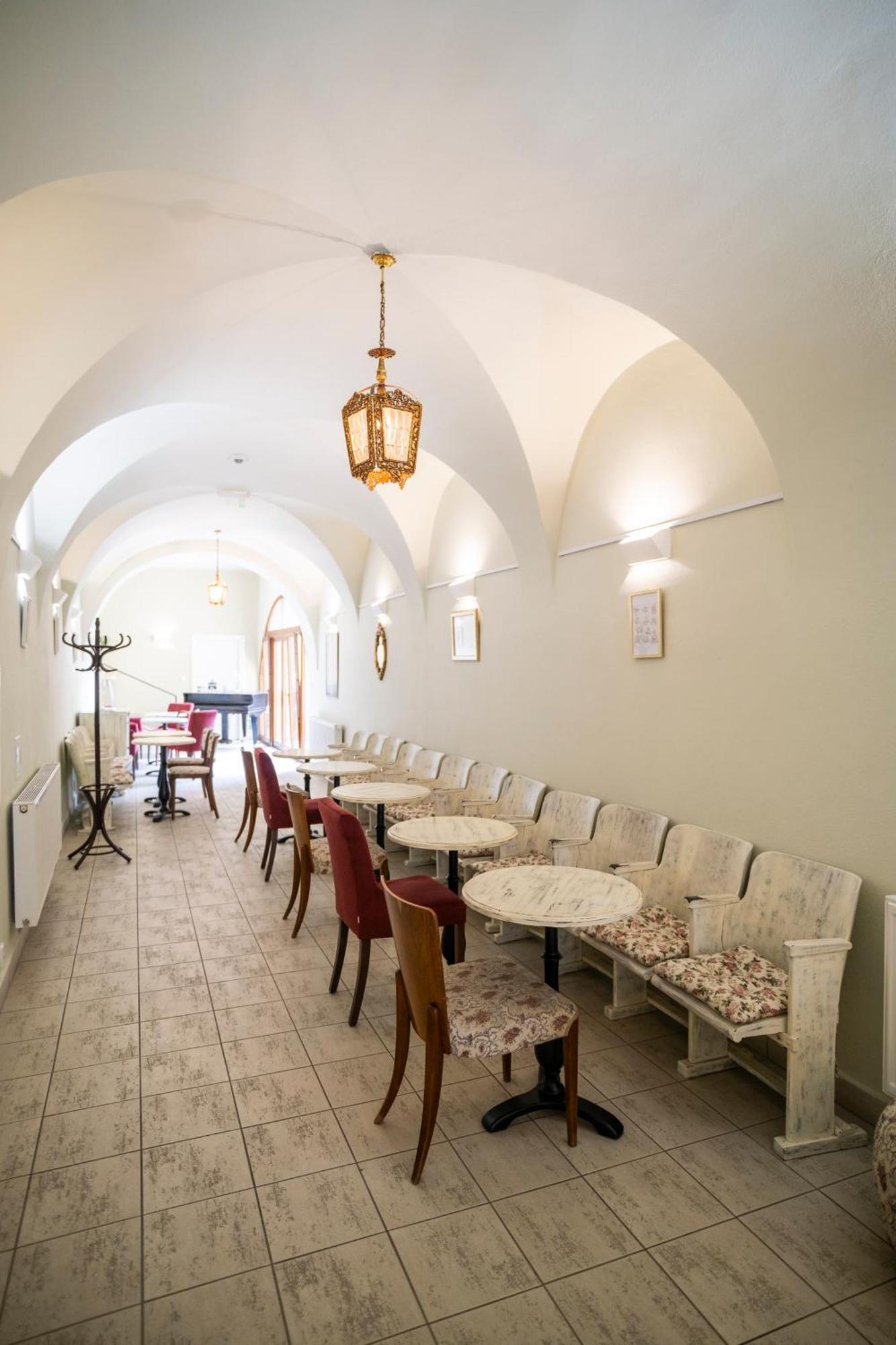 Hotel U Zlateho Kohouta Kroměříž Dış mekan fotoğraf