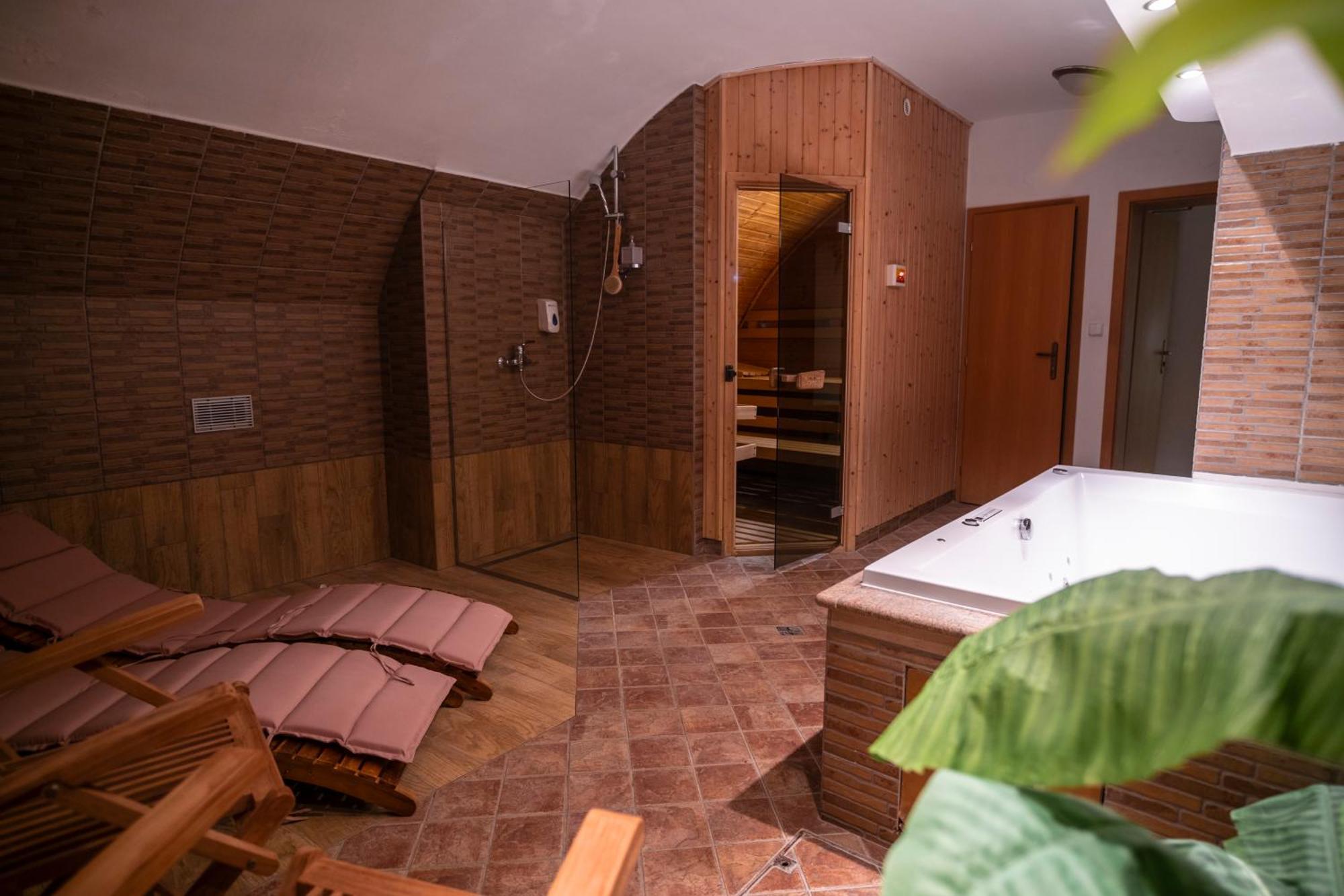 Hotel U Zlateho Kohouta Kroměříž Dış mekan fotoğraf