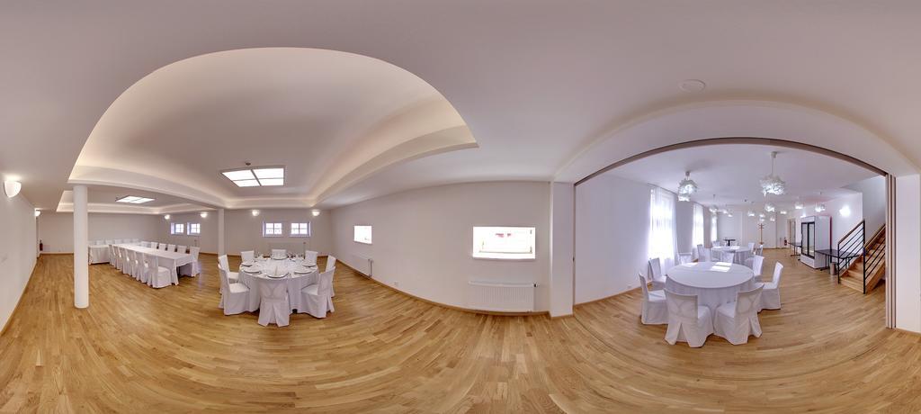 Hotel U Zlateho Kohouta Kroměříž Dış mekan fotoğraf
