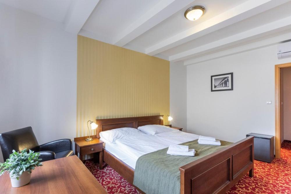 Hotel U Zlateho Kohouta Kroměříž Dış mekan fotoğraf